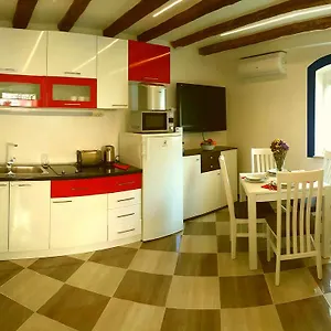 Karmen's One Apartment Split